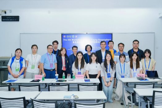 一群人站在桌子前摆拍
AI 生成的内容可能不正确。