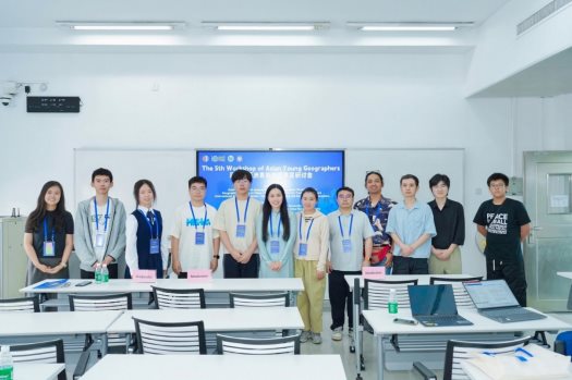会议室里的人们
AI 生成的内容可能不正确。