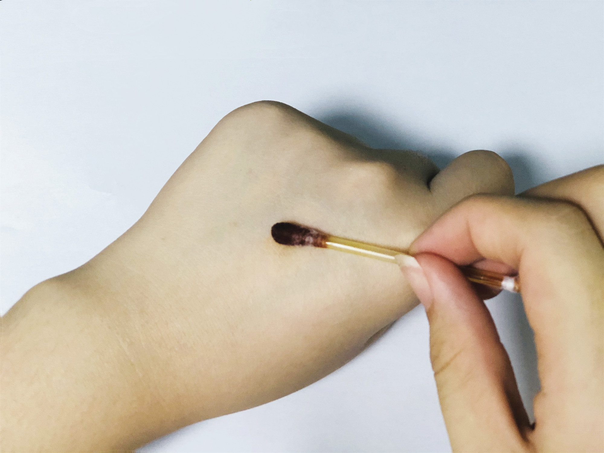 ⑤ 随即即可用来擦拭需要消毒的地方 ⑤ 随即即可用来擦拭需要消毒的地方