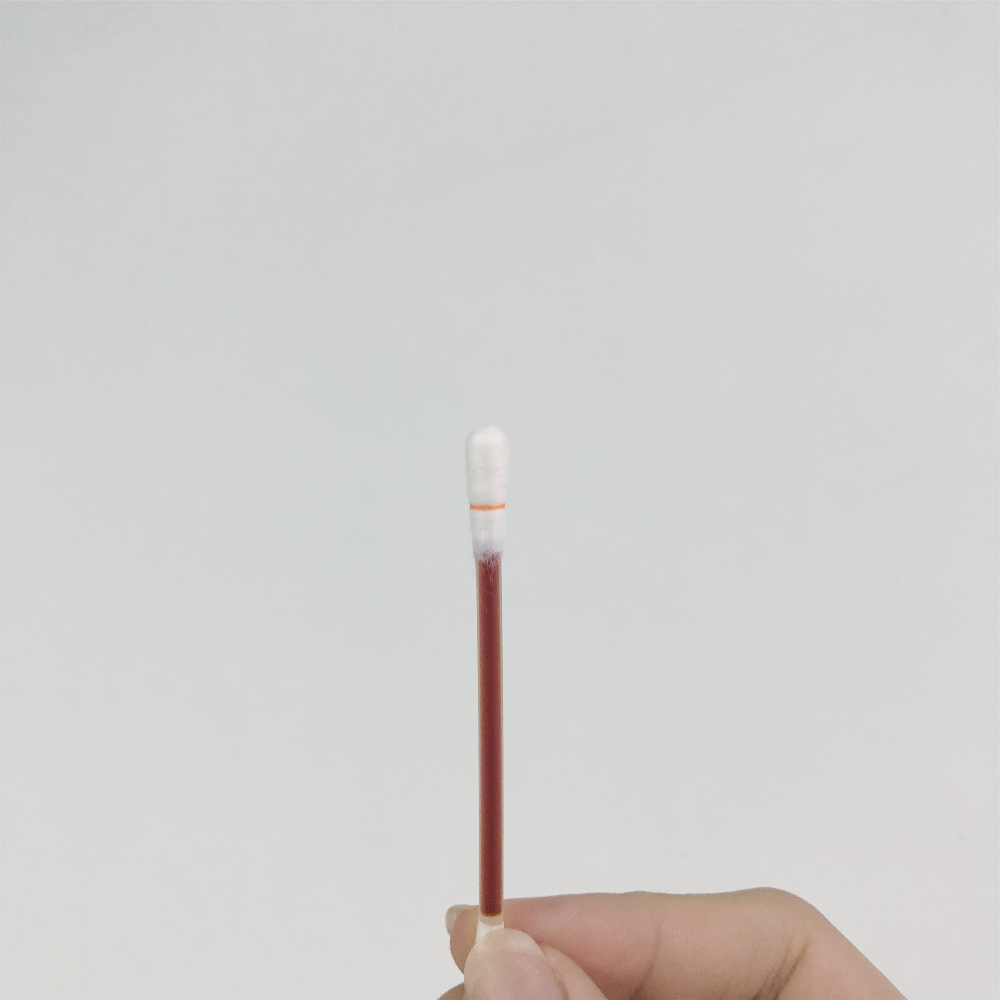 ② 将棉棒印有彩环的一端向上