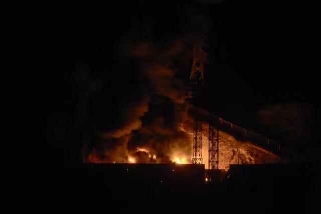 这是周六加拉加斯一系列爆炸后,委内瑞拉最大军事基地富尔特蒂乌纳发生火灾的照片。