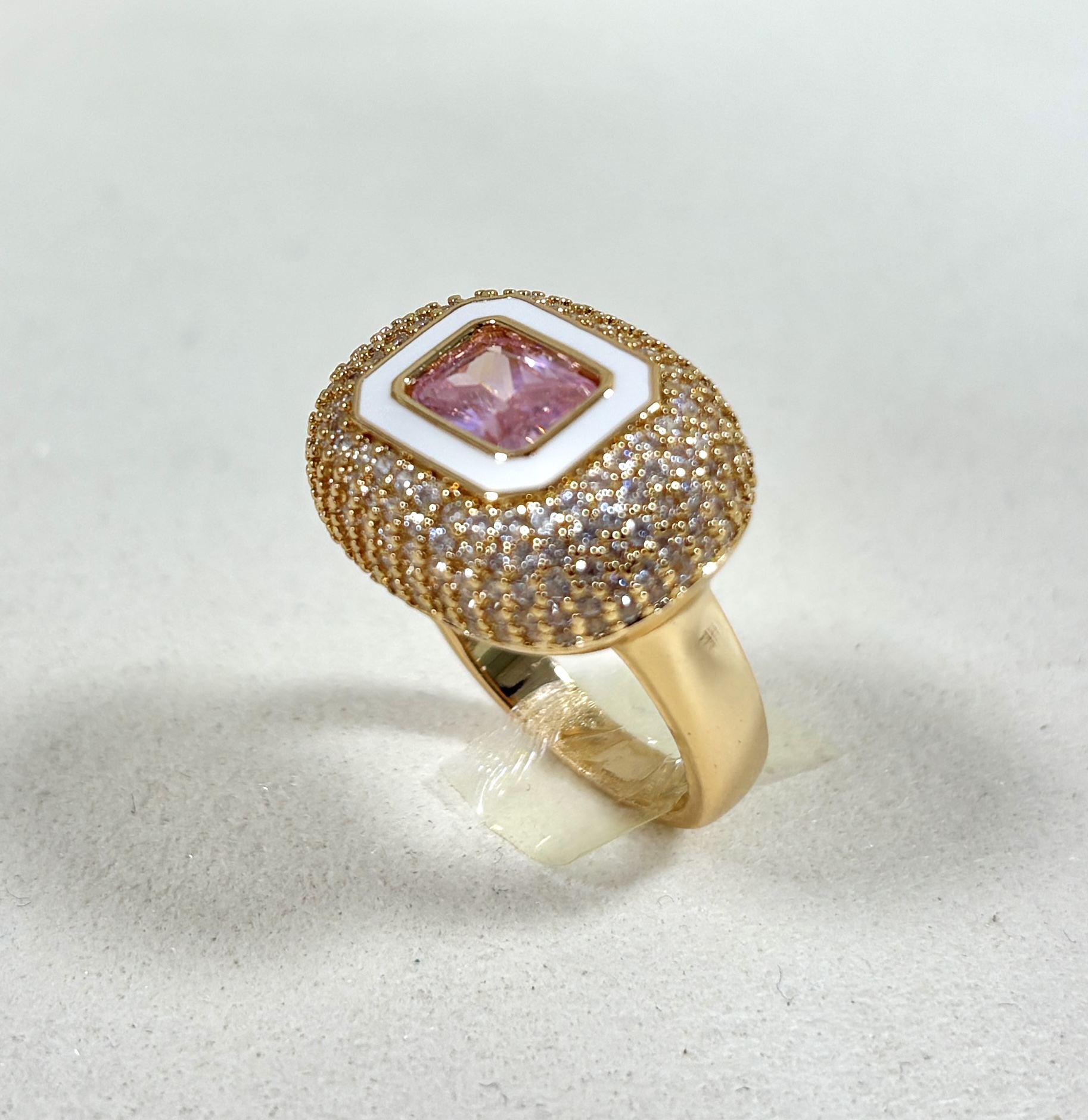 鸽子蛋戒指侧面