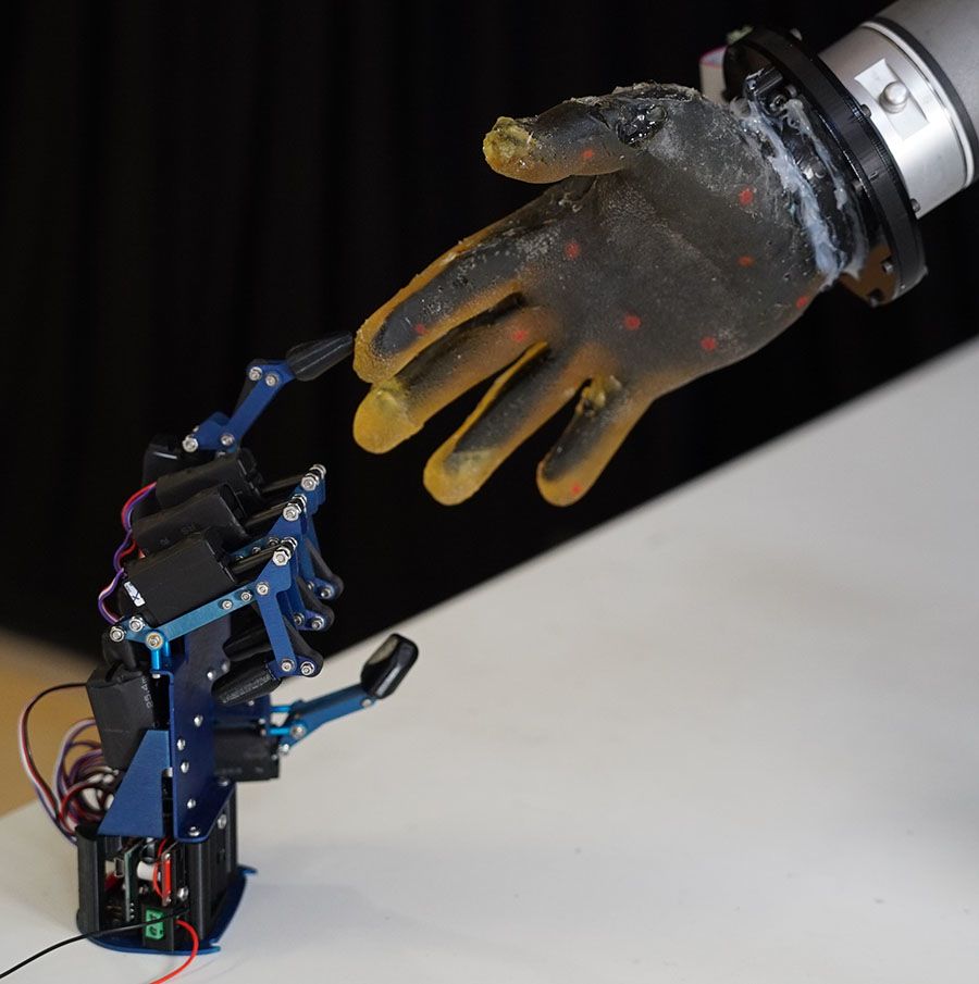 单材料电子皮肤赋予机器人人类触感