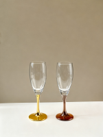 渐变色香槟玻璃杯