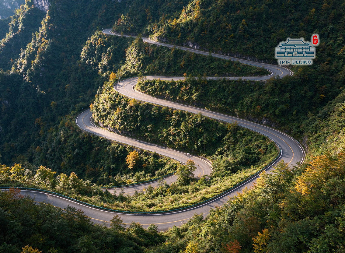 天门山盘山公路秋景