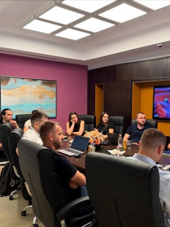 Post-exhibition client follow-up, discussing cooperation details with overseas teams. From initial contact to precise alignment, every step lays a solid foundation for export orders of packaging boxes.