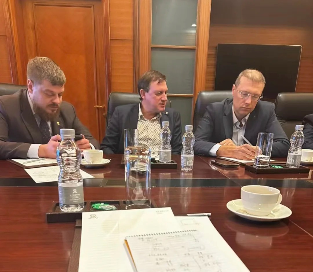 A focused roundtable discussion with key international clients, where we’re ironing out the fine print of packaging box specifications and long-term cooperation frameworks.