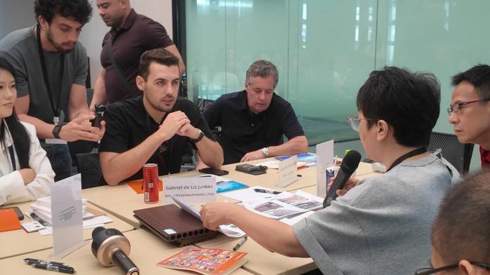 Focused talks on packaging specifications and cooperation frameworks with international buyers, ensuring every detail is aligned for a smooth partnership.