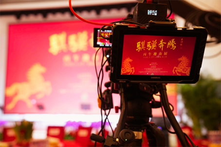 春回大地启新卷，骐骥奔腾颂华章