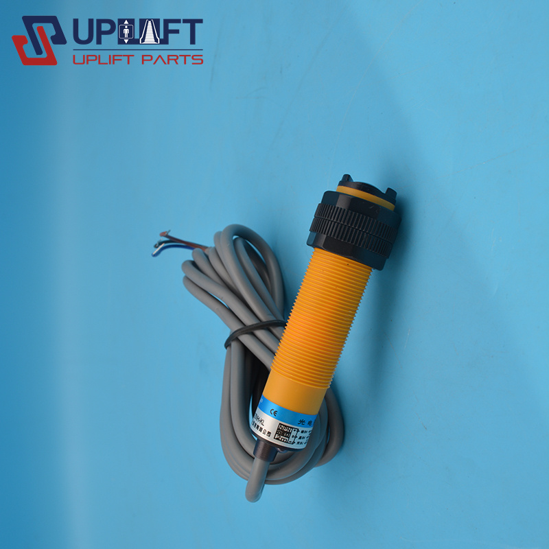 XS18-T4ZNH-KL红外线镜面反馈反射光电开关传感器感应300cm带反光板22元-1