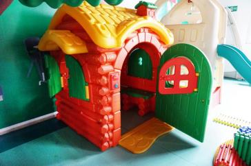 Kidsforesthouseplasticplayhousewiththeaudibledoorbellforsale