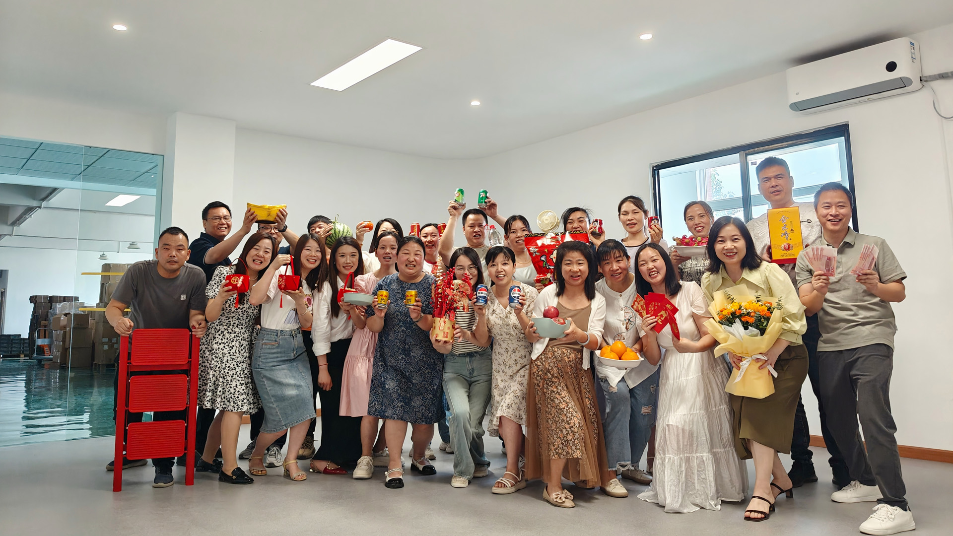 推出200V Pro大电流系列（100A）和迷你型50V控制器，亚马逊销量冠军彰显市场领导力。