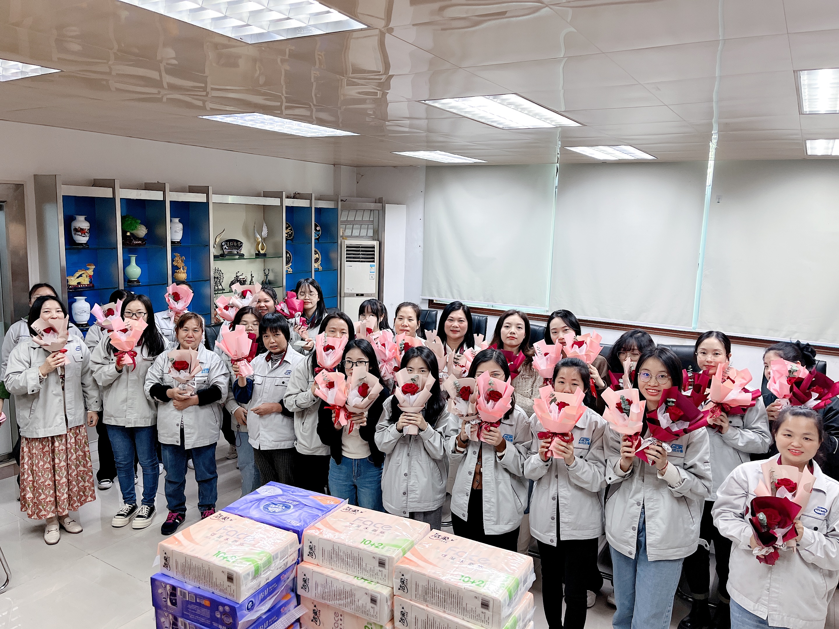 International Women's Day is quietly arrived. In this festival dedicated to women all over the world, GDK pays tribute to the ladies all over the world. As female, you are girls, daughters, wives and mothers etc., and you are yourselves as the same time. You can be beautiful, careful, and gentle, but you can also be cool, brave, perseverant, powerful, and outstanding etc. ; you are creating value in different fields and industries and contribute to the development and progress of the world. 