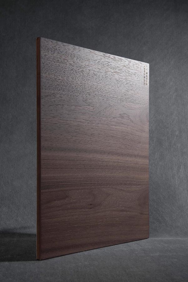 Walnut veneer color in semi-crown grain 