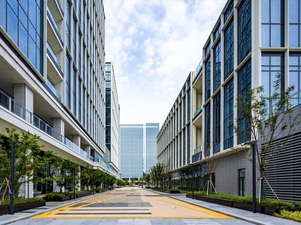 Commercial area showcasing curtain walls and aluminum & doors solutions