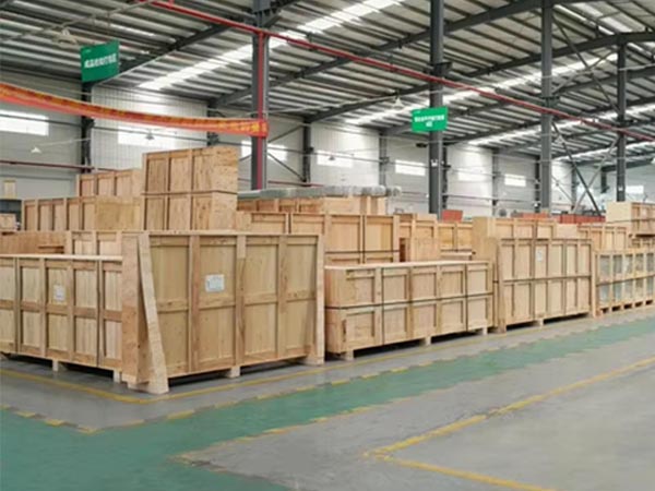 Aluminum doors and windows in wooden packages read for export