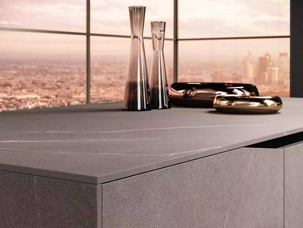 Kitchen island countertop in sintered stone 