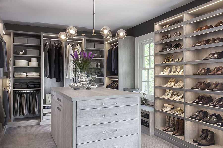 G-shaped walk in closet