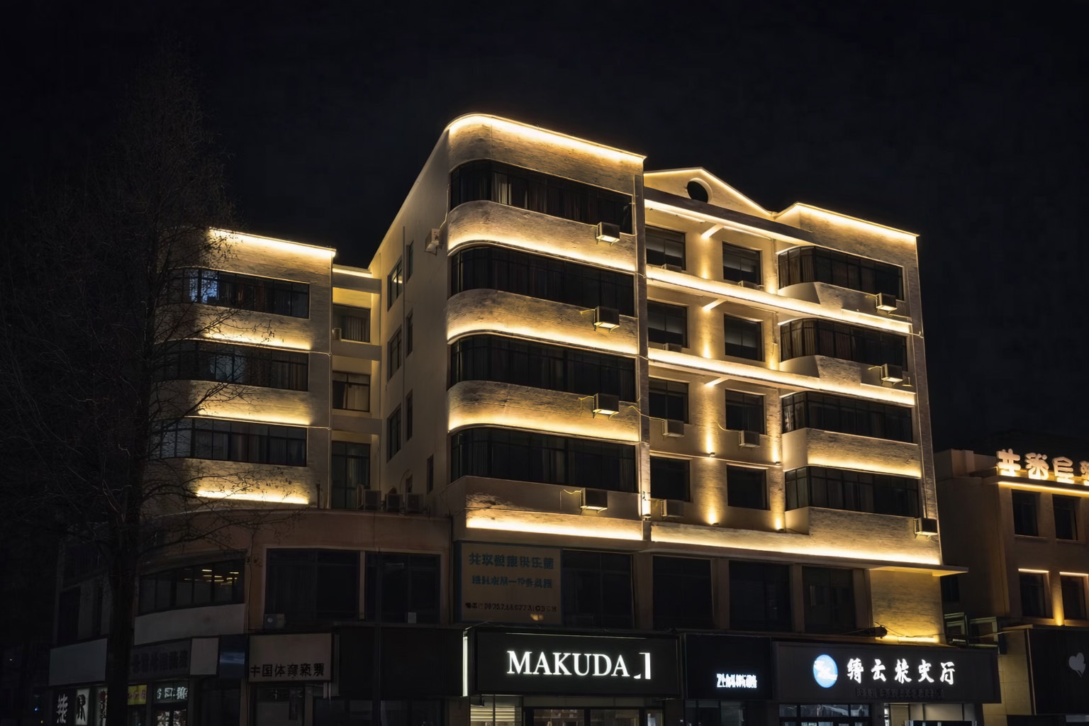 Exterior LED wall washers with polycarbonate lenses safeguarding against outdoor moisture