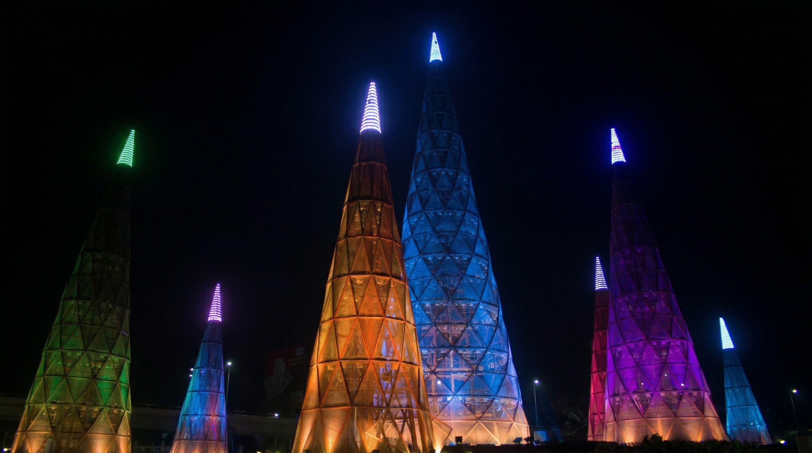 DMX512 controlled architectural lighting on triangular mesh facade
