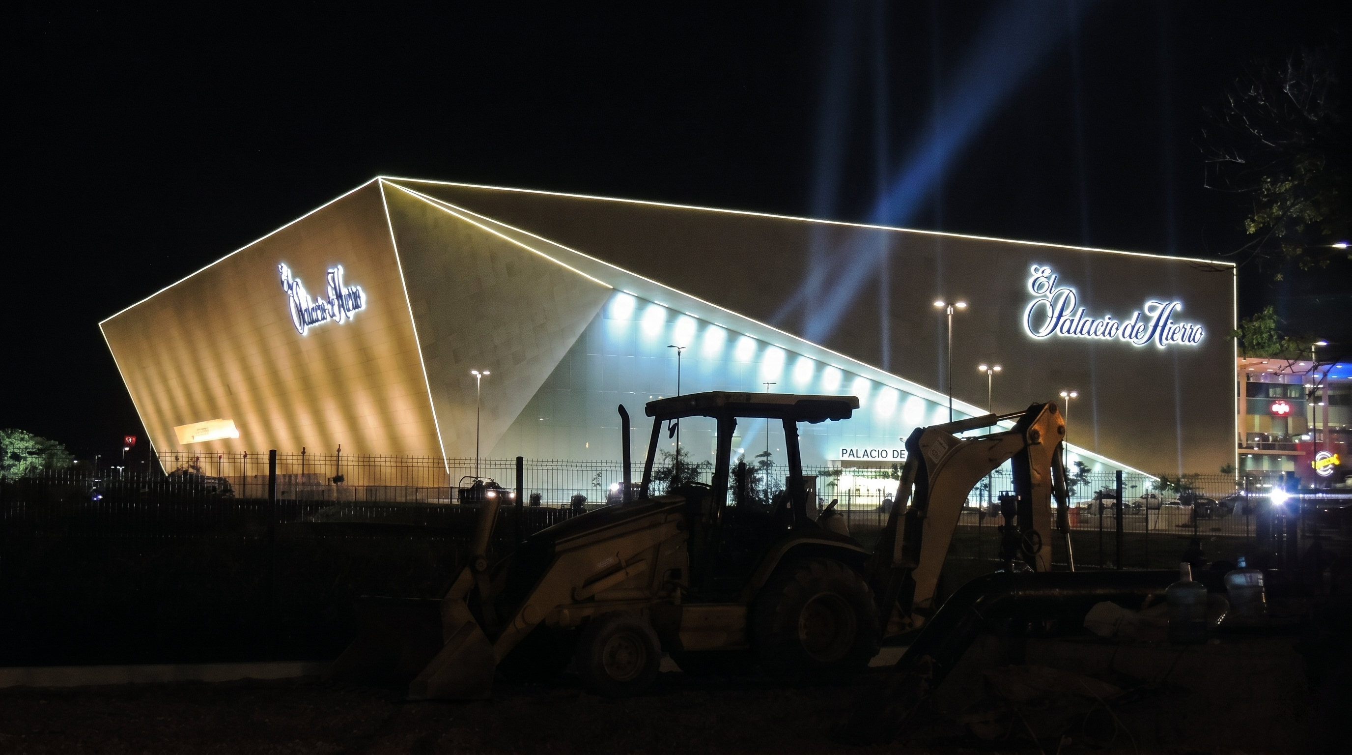 Dynamic DMX512 controlled architectural lighting for luxury retail mall