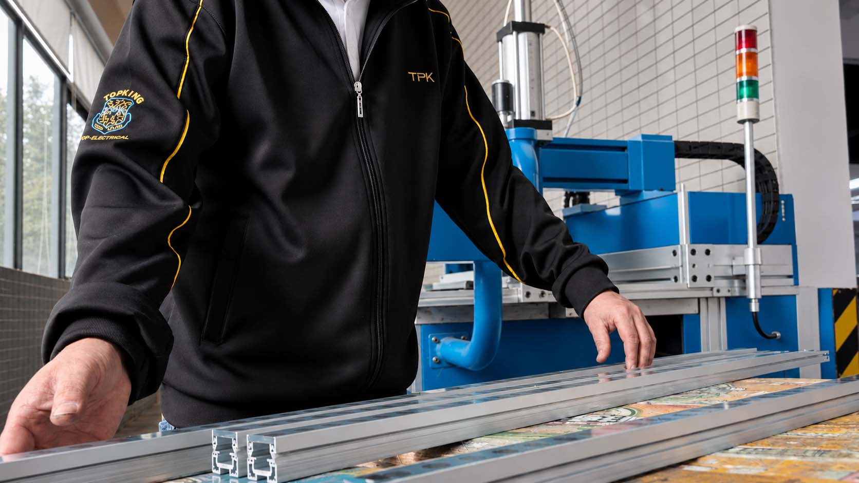 Glass pressing into the sealant bed during outdoor LED wall-washer assembly