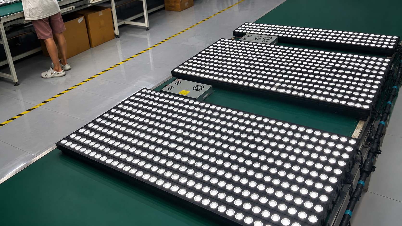 Sealant curing, full-power heat aging and final sealing process for outdoor LED luminaires