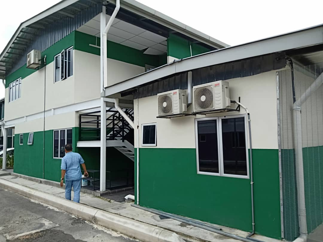 1. The modular container housing includes installations such as water supply, electricity, sanitation fixtures, water meters, and electricity meters.  2. The modular container housing in the camp employs reinforced cables and tie-down components to enhance the stability of the housing units against strong winds, including typhoons and other stormy weather conditions.