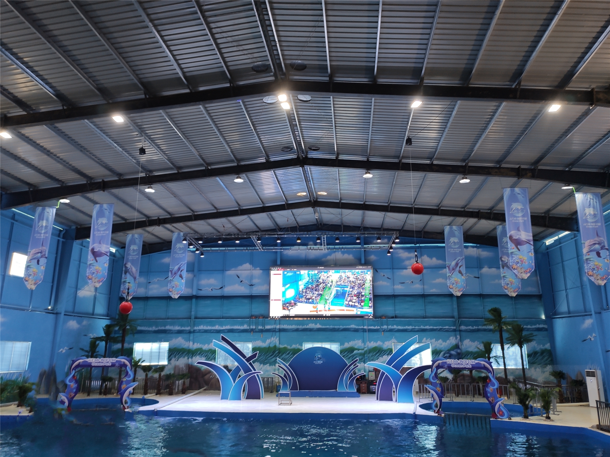 Build a steel structure water park at a low cost. It will be cool in summer and not cold in winter. It can operate all year round, 365 days a year, ensuring the safety of your park.