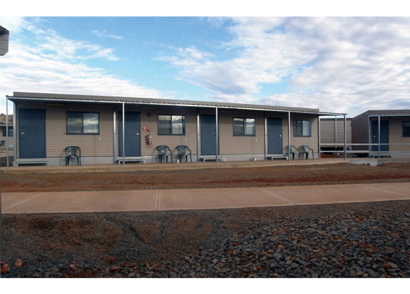 The housing includes indoor furniture and appliances, with complete and aesthetically pleasing interior finishing, providing a comfortable living experience.