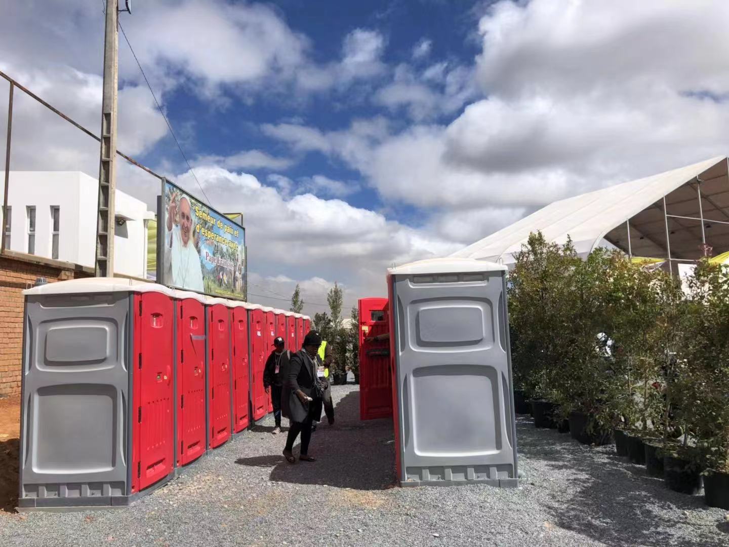 When encountering major events, celebrations, activities, or crowded bus stations, train stations, or in parks, music festivals, mines, construction sites, outdoor areas, rescue sites, or any other place, our mobile washrooms equipped with self-contained water tanks and wastewater tanks for quick installation can be used. The materials comply with Australian standards and have UV protection, with a long service life of over 20 years. Please recognize the Australian standard modular high-density plastic washroom from China Index Prefab.