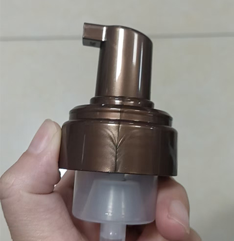 a picture of pearl color foam pump shows flow line on the collar