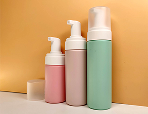 PartnerPkg supplies high quality PE foam pump bottles. Sizes are available from 100ml to 200ml. Compared to PET bottles, PE is with a better compatibility with products containing acid ingredients such as AHA and BHA, making it a great packaging for products such as anti-acne face wash. Free free to contact us at Hello@Partnerpkg.com for your foam bottle needs.