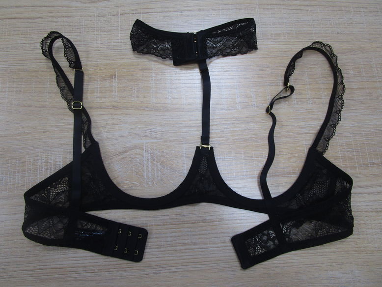 608301Nakedbreastbrapacking14
