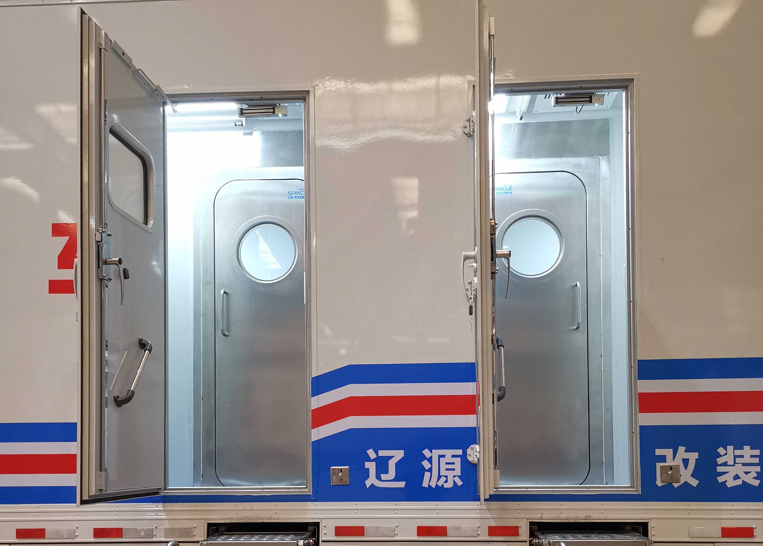 The application of airtight doors produced by Shanghai Jiehao in emergency sampling vehicles at public health centers has played an important role during the epidemic. The design of this airtight door solves the sealing problem during the flow sampling process, effectively preventing possible cross infection, while improving the efficiency and safety of sampling. The wide application of airtight doors is not limited to emergency sampling vehicles, but also suitable for various rooms that require airtightness requirements, such as biosafety laboratories, disinfection rooms, isolation rooms, and other hygiene and safety fields.