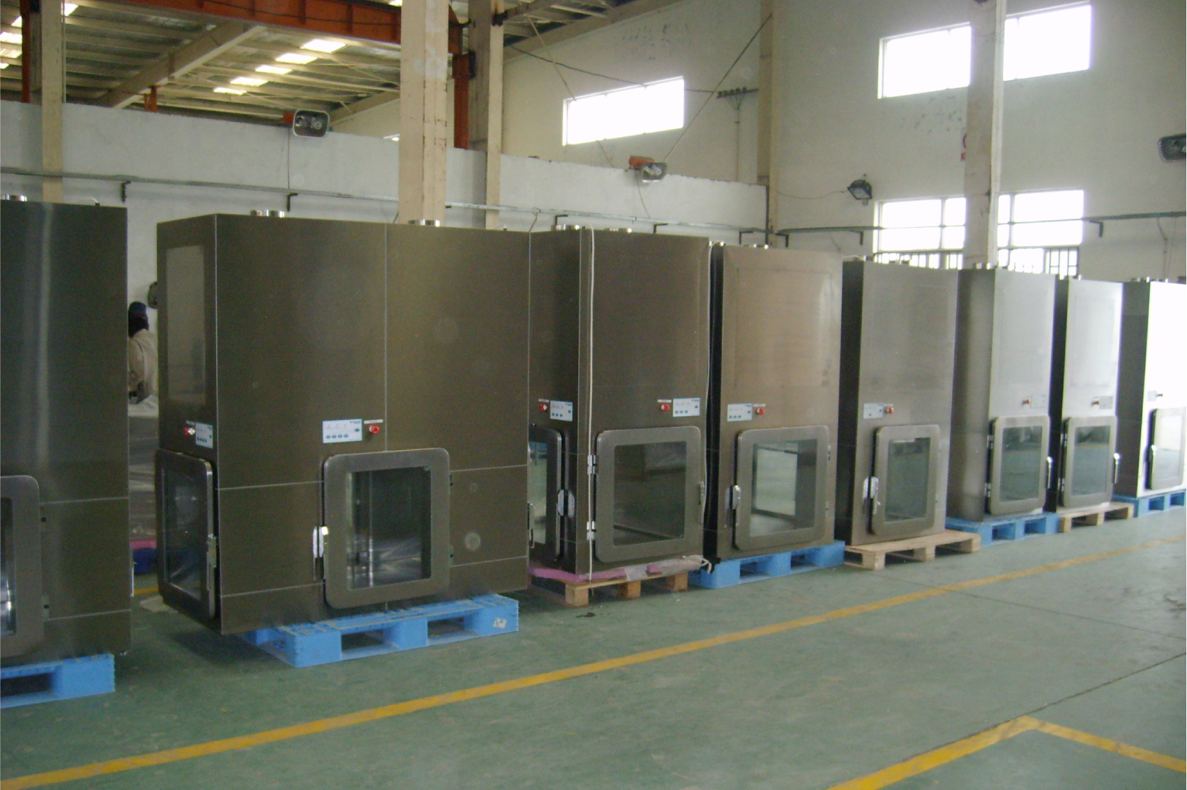 杰昊传递舱-适用于不同的洁净要求，分为紫外灯传递，层流传递窗，风机传递窗，防爆传递窗，氙光传递窗