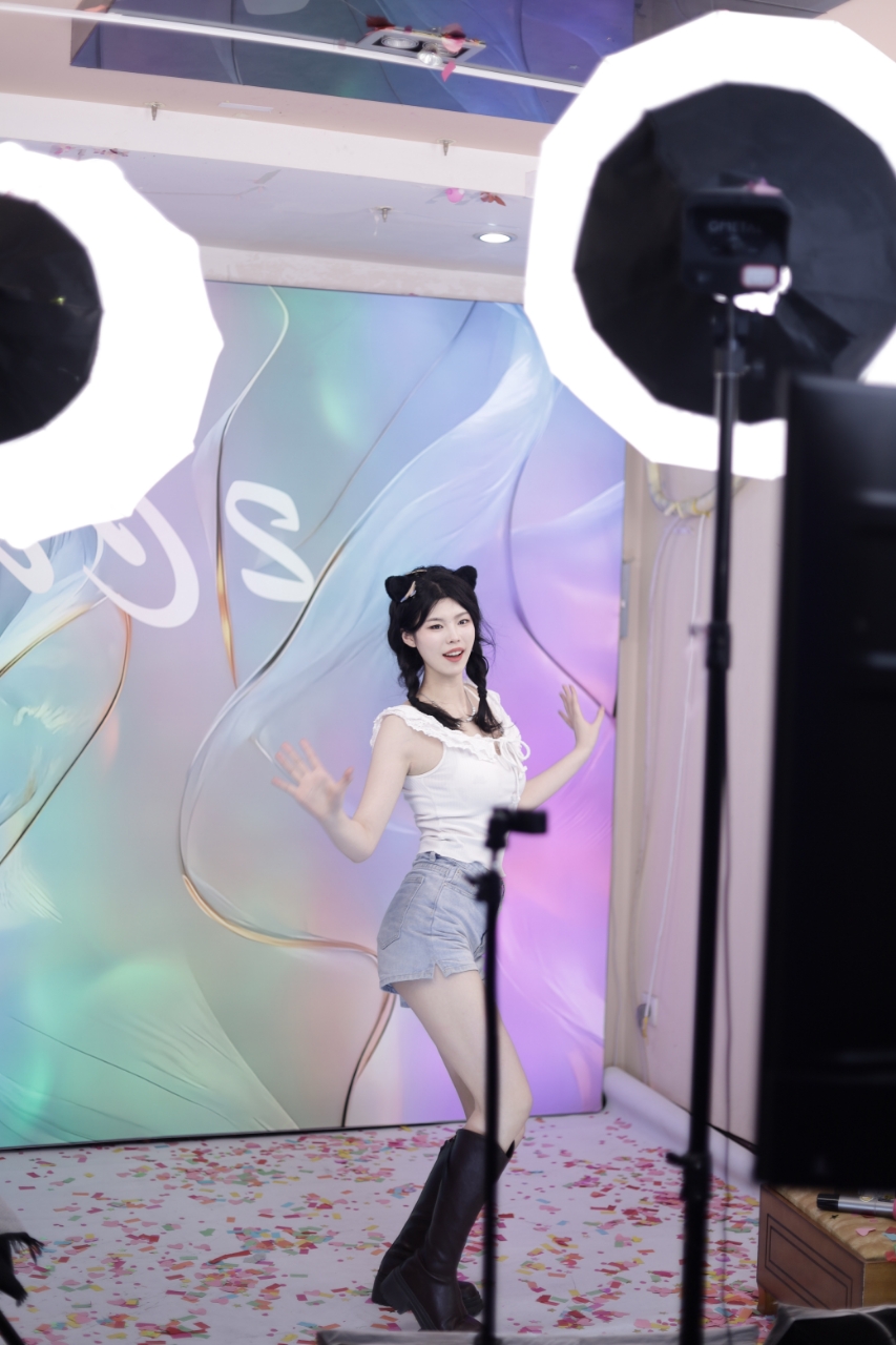 Live broadcast room