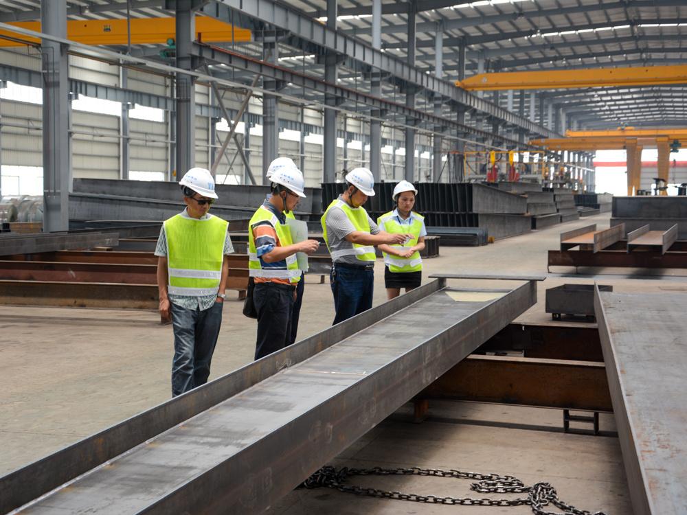 客户考察钢结构构件生产成品