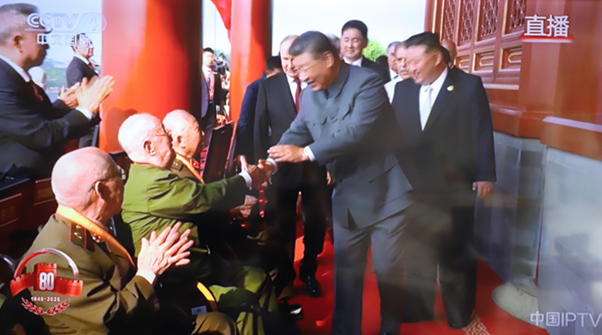 天安门上习近平与国外嘉宾与百岁老战士握手