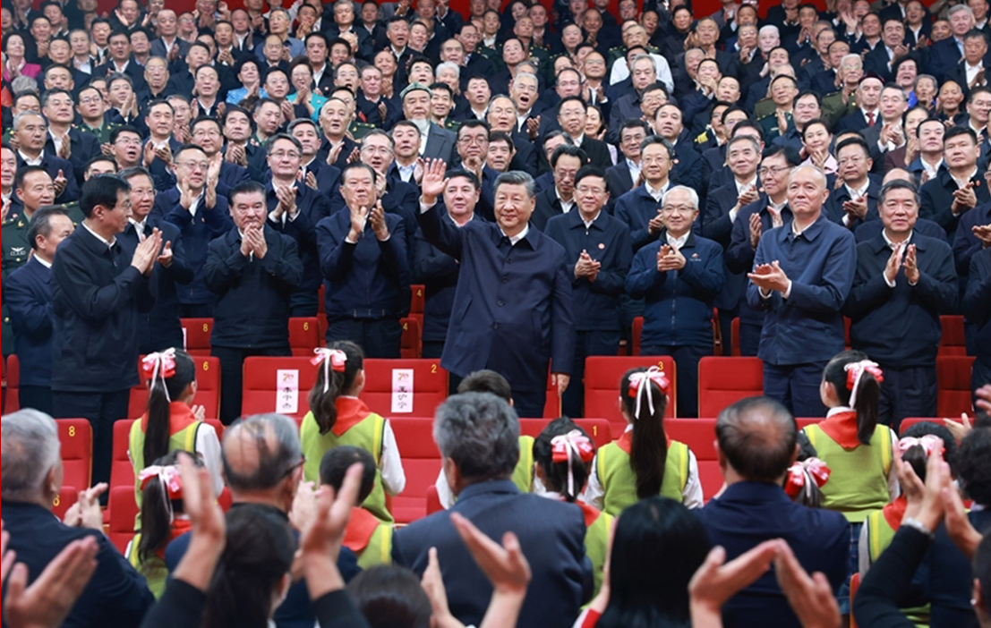 习近平观看庆祝新疆维吾尔自治区成立70周年文艺晚会《美丽新疆》