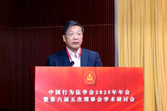 中国行为法学会副会长、中信集团原监事长朱小黄主持学术研讨会
