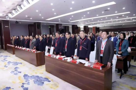 全体与会代表起立，奏唱《中华人民共和国国歌》。