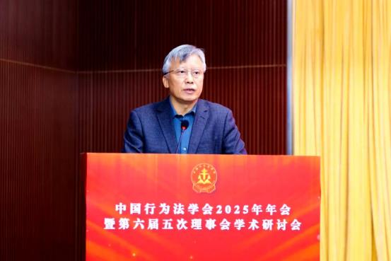 中国法学会党组成员、副会长王振江致辞