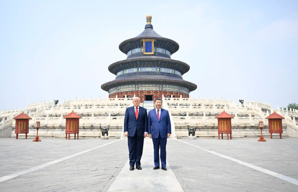 国家主席习近平同来华进行国事访问的美国总统特朗普参观天坛