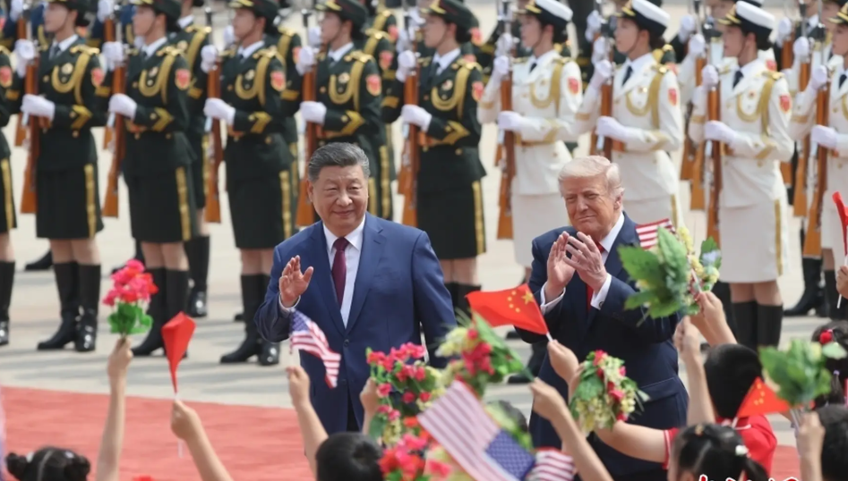 中国国家主席习近平在人民大会堂东门外广场为来华进行国事访问的美国总统特朗普举行欢迎仪式