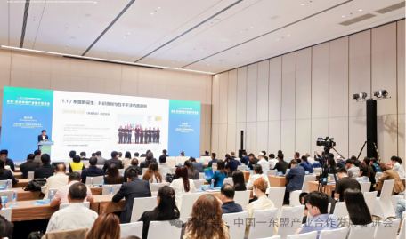 北京市贸促会党组成员、副主任张秀峰主持洽谈会