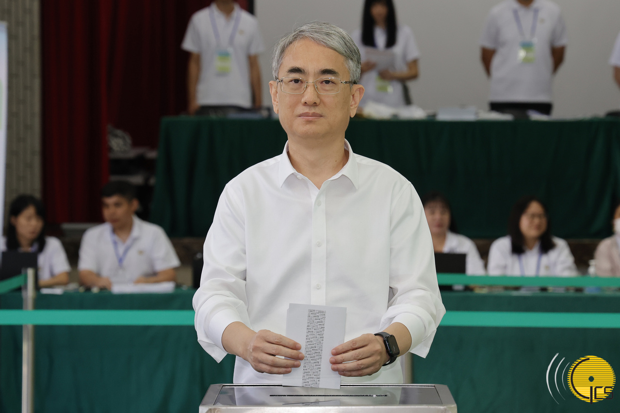 2025立法会选举：行政法务司司长张永春投票