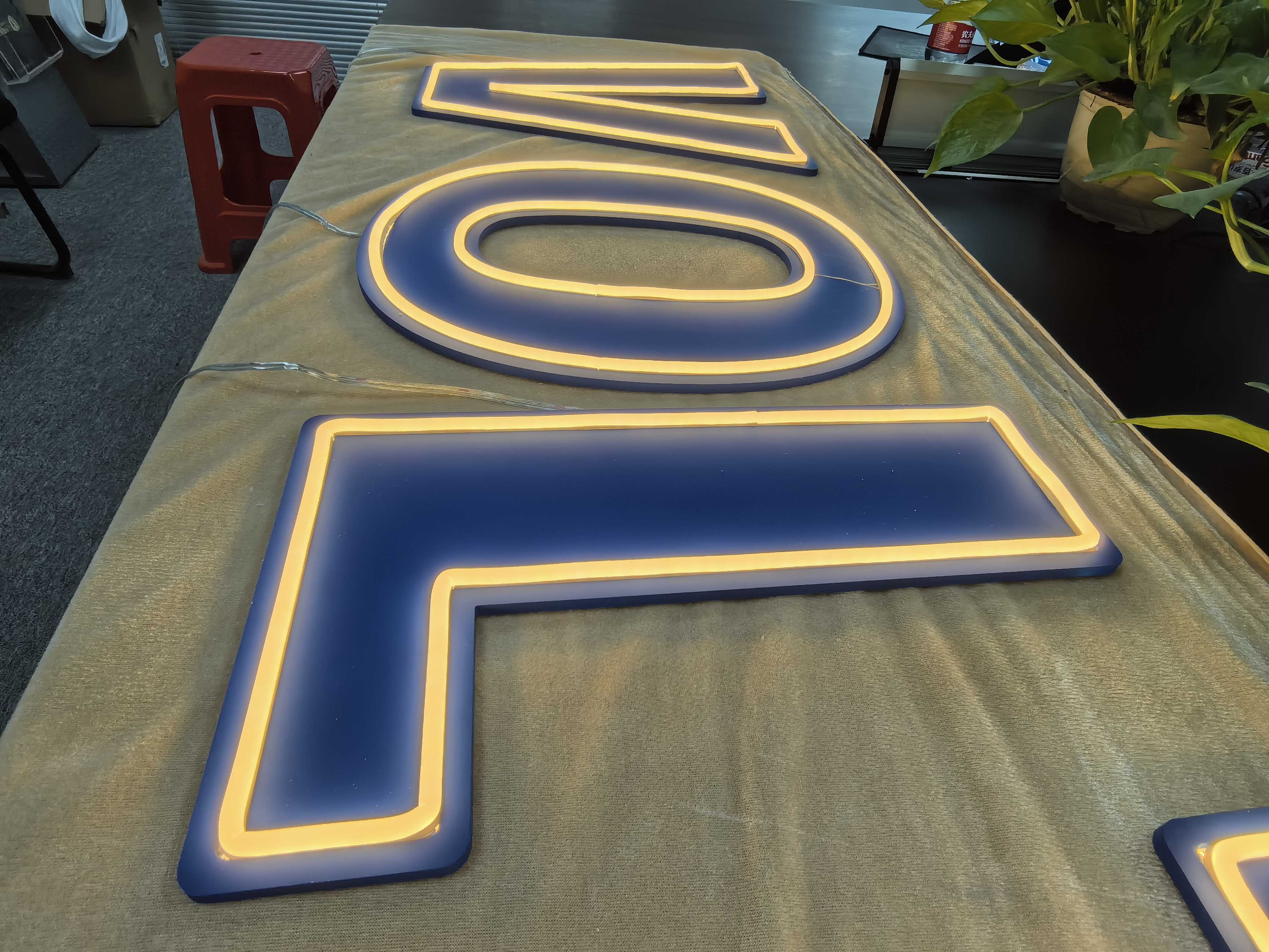 szroden-sign-illuminated-neon-letter-detail