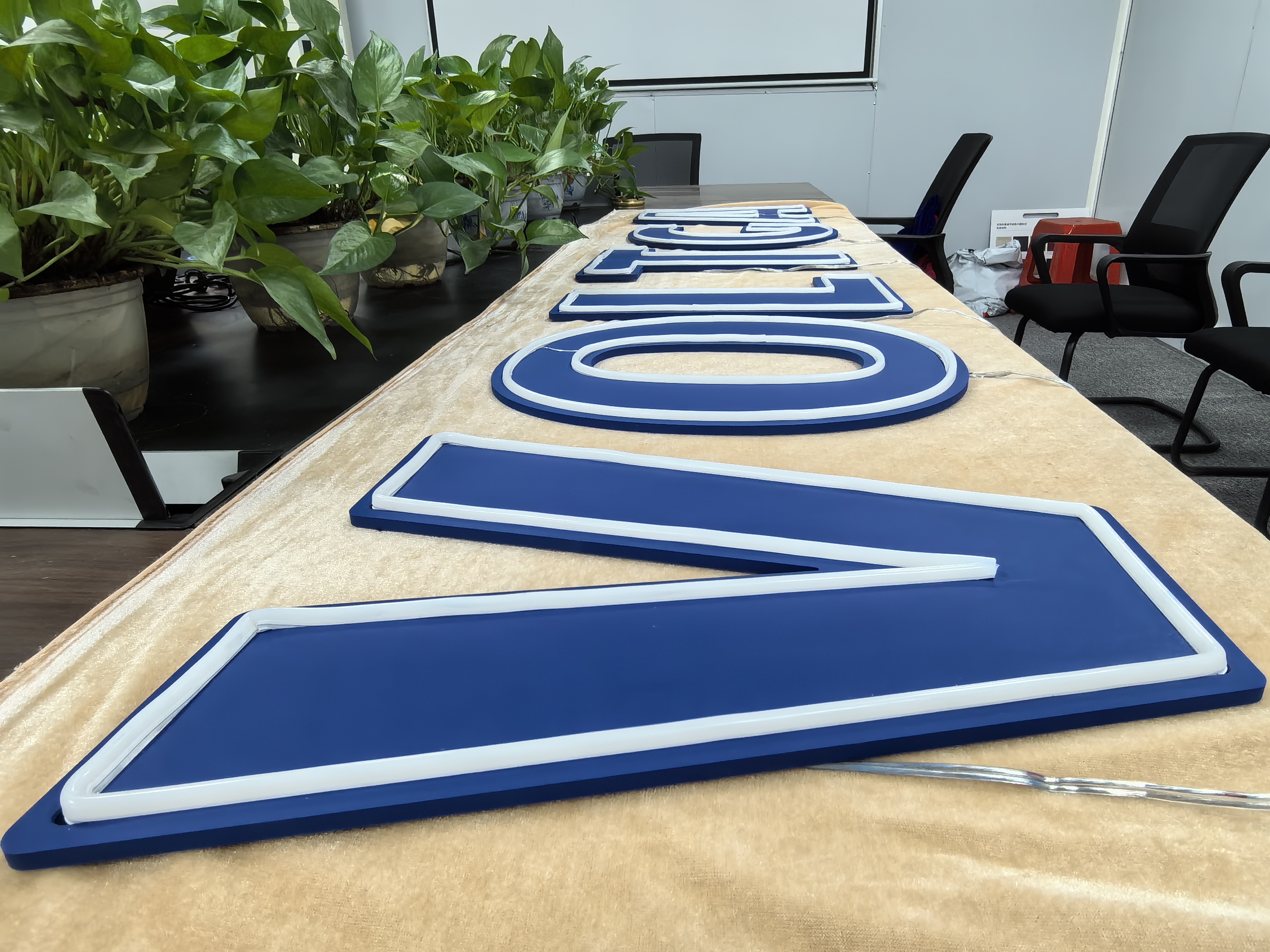 szroden-sign-office-neon-sign-factory-production