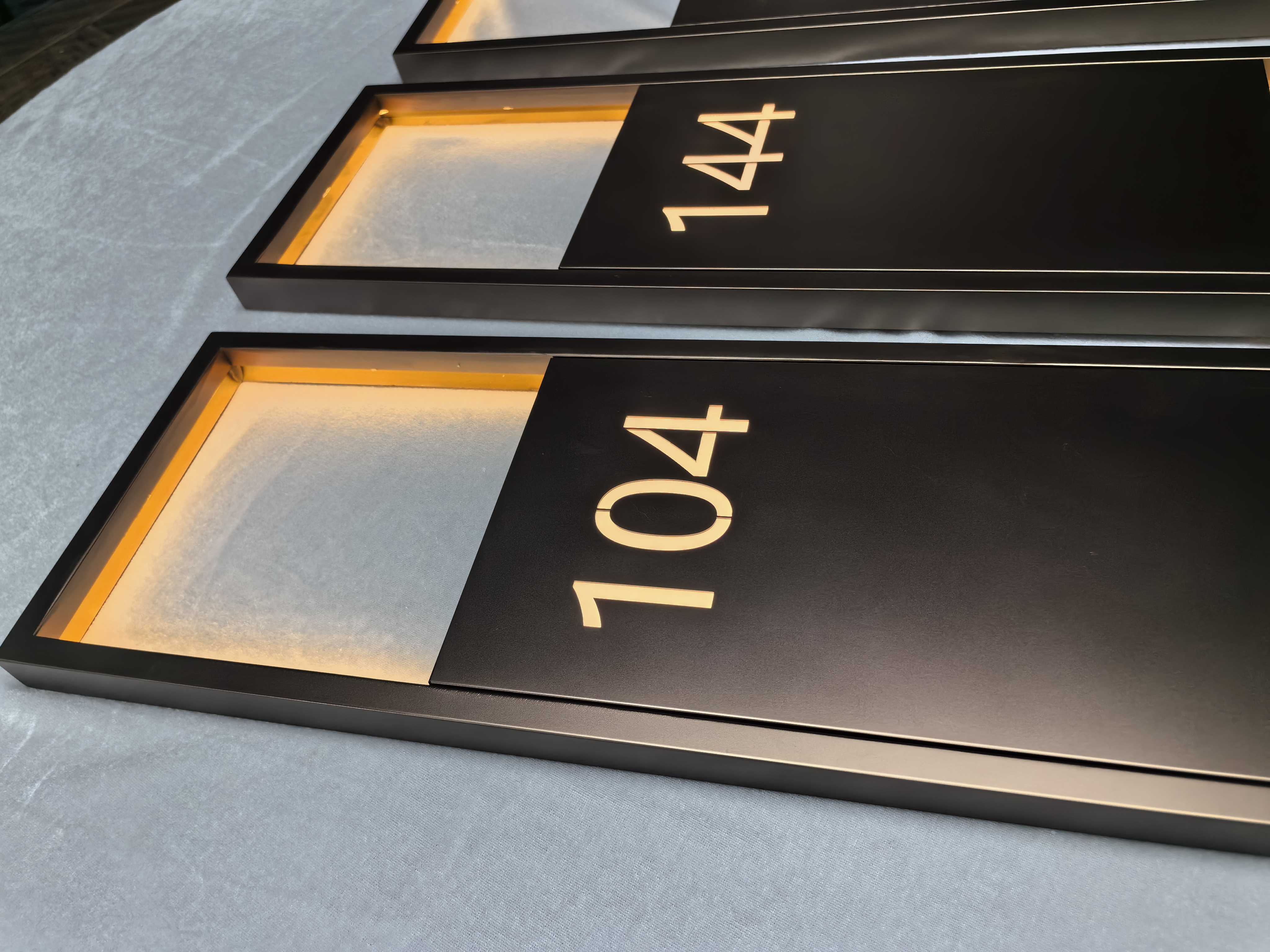 szroden-sign-illuminated-hotel-room-number-sign-detail